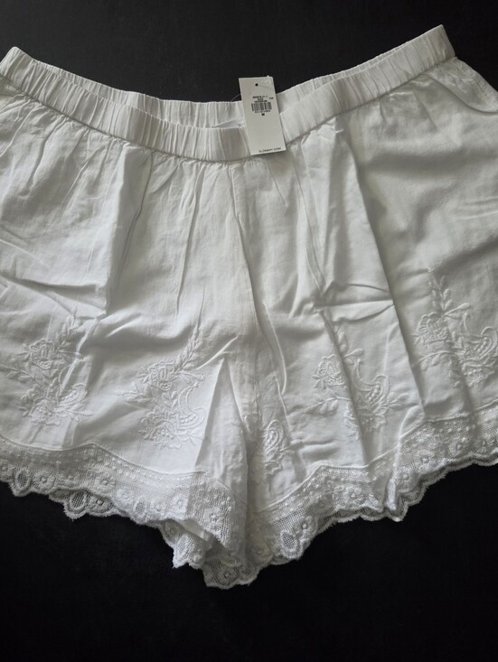 Old Navy Pants - NWT - Old Navy Cotton High-Waisted Lace Trim "White Lillies" Shorts - Size M